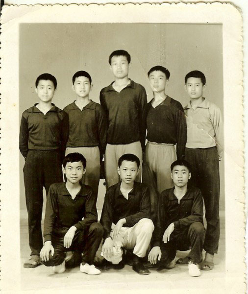 左起:赵新国,刘亚宣,杨建坡,李卯平,胡毅 前排左起:贾勇,王遵闽(二毛)