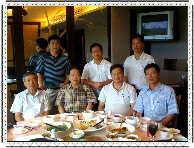 戴明瑞,黄书法,黄河山,黄振昌(永远名誉会长)        后排左起:姚发兴