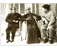 伍远资(左)校主(中)郑明端(右)